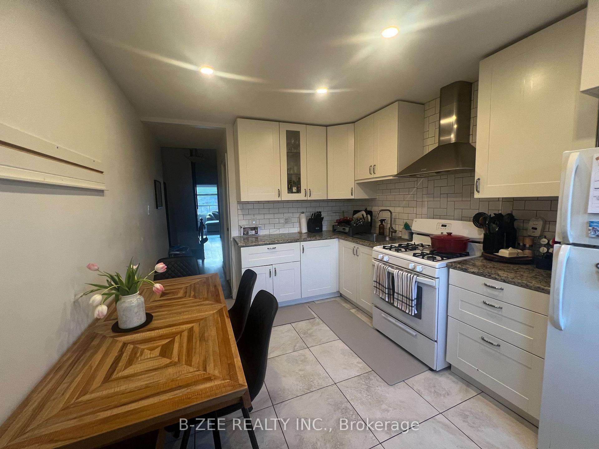 Photo 1 of Unit Upper 2, 479 Roxton Road, Toronto, Palmerston-Little Italy — HOMEH