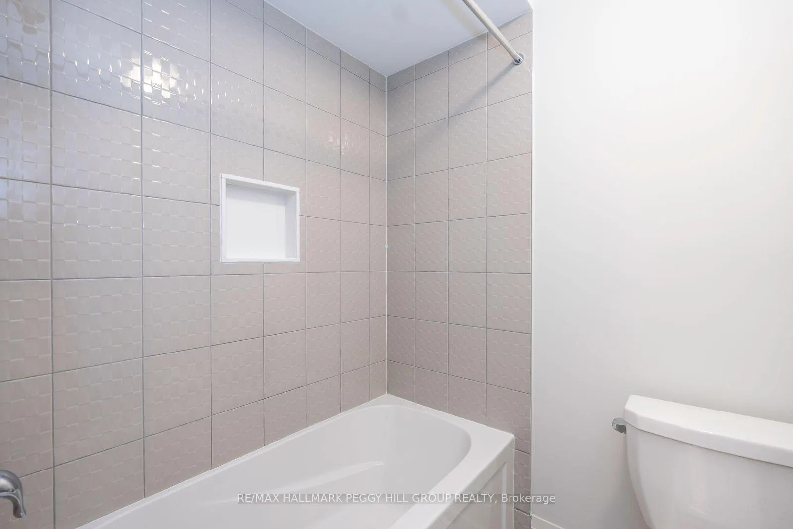 Photo 204 of 176 Durham Avenue, Barrie, Rural Barrie Southeast — HOMEH