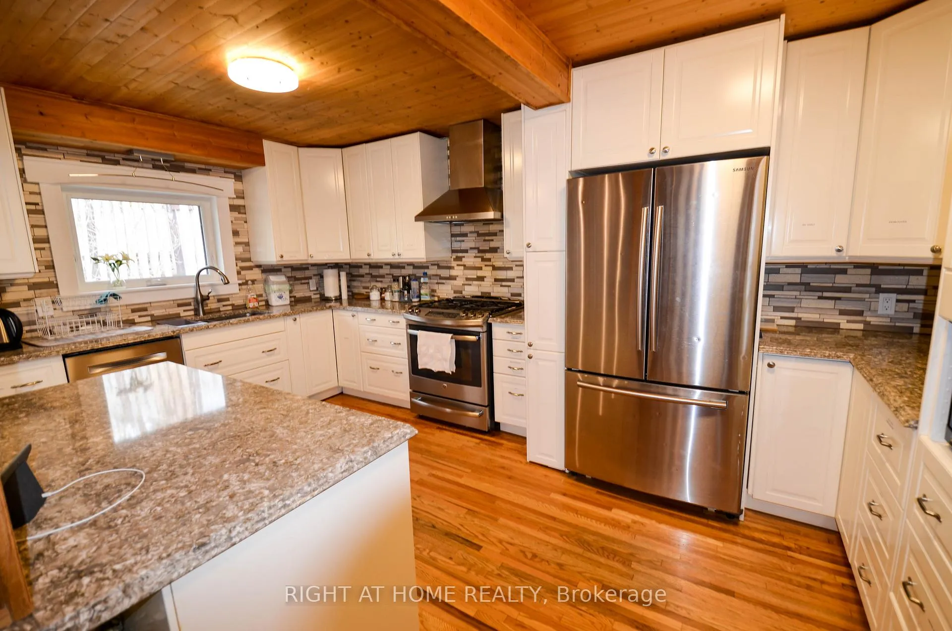 Photo 4 of 49 Winfield Drive, Tay, Victoria Harbour — HOMEH