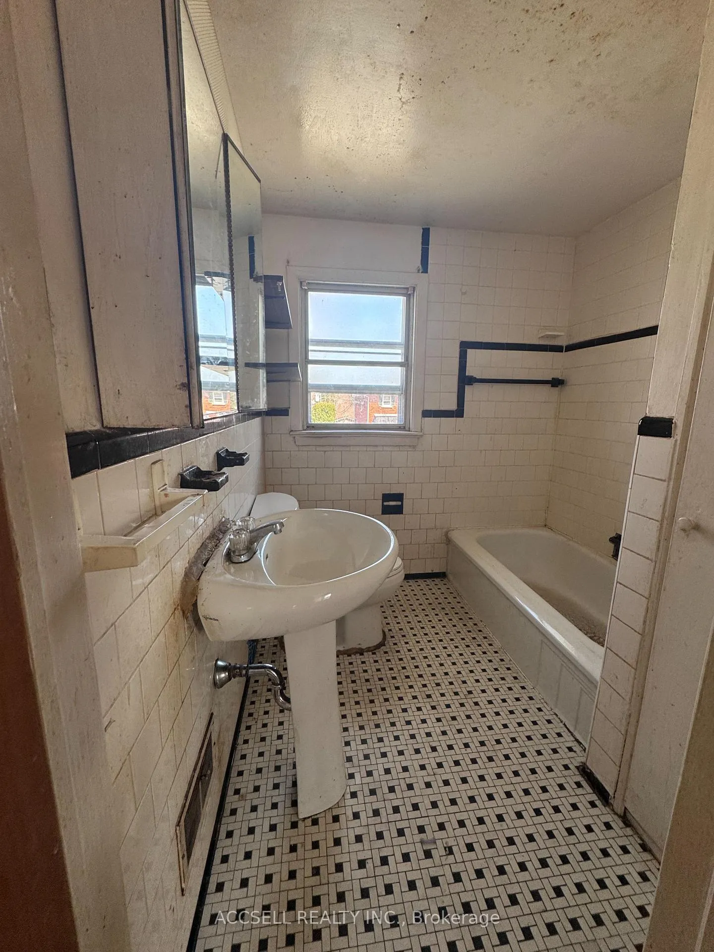 Photo 117 of 1122 Aldea Avenue, Ottawa, Billings Bridge — HOMEH