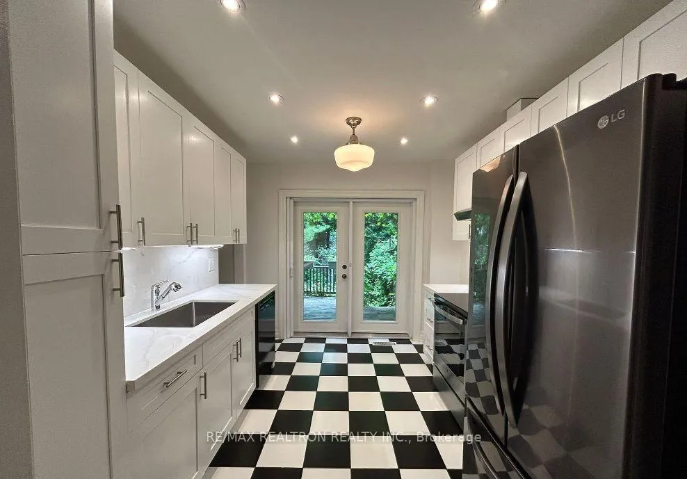 Photo 5 of 18 Henning Avenue, Toronto, Yonge-Eglinton — HOMEH