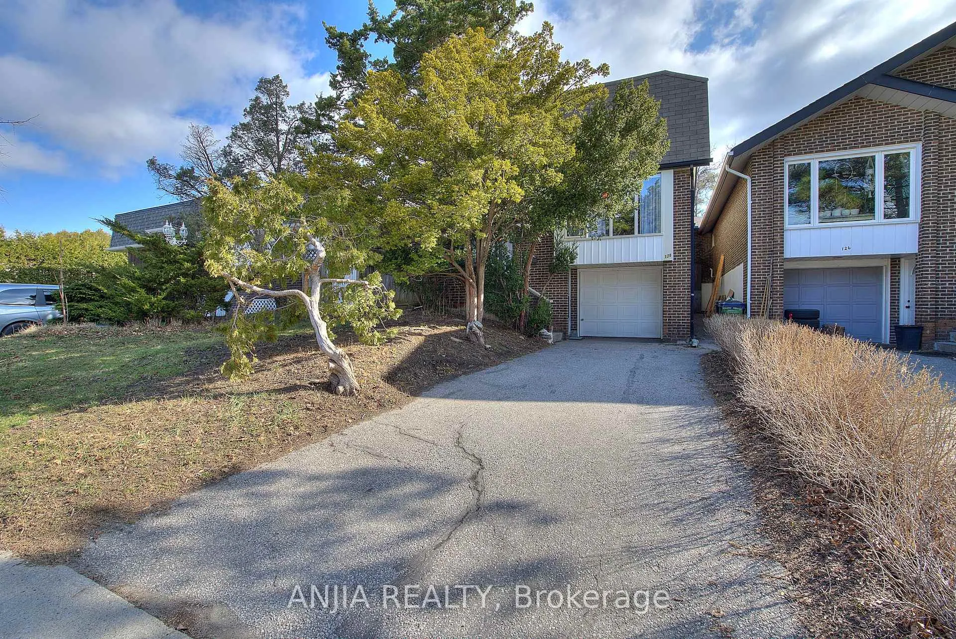 Photo 3 of Unit Cres, 128 Loganberry Crescent, North York, Hillcrest Village — HOMEH