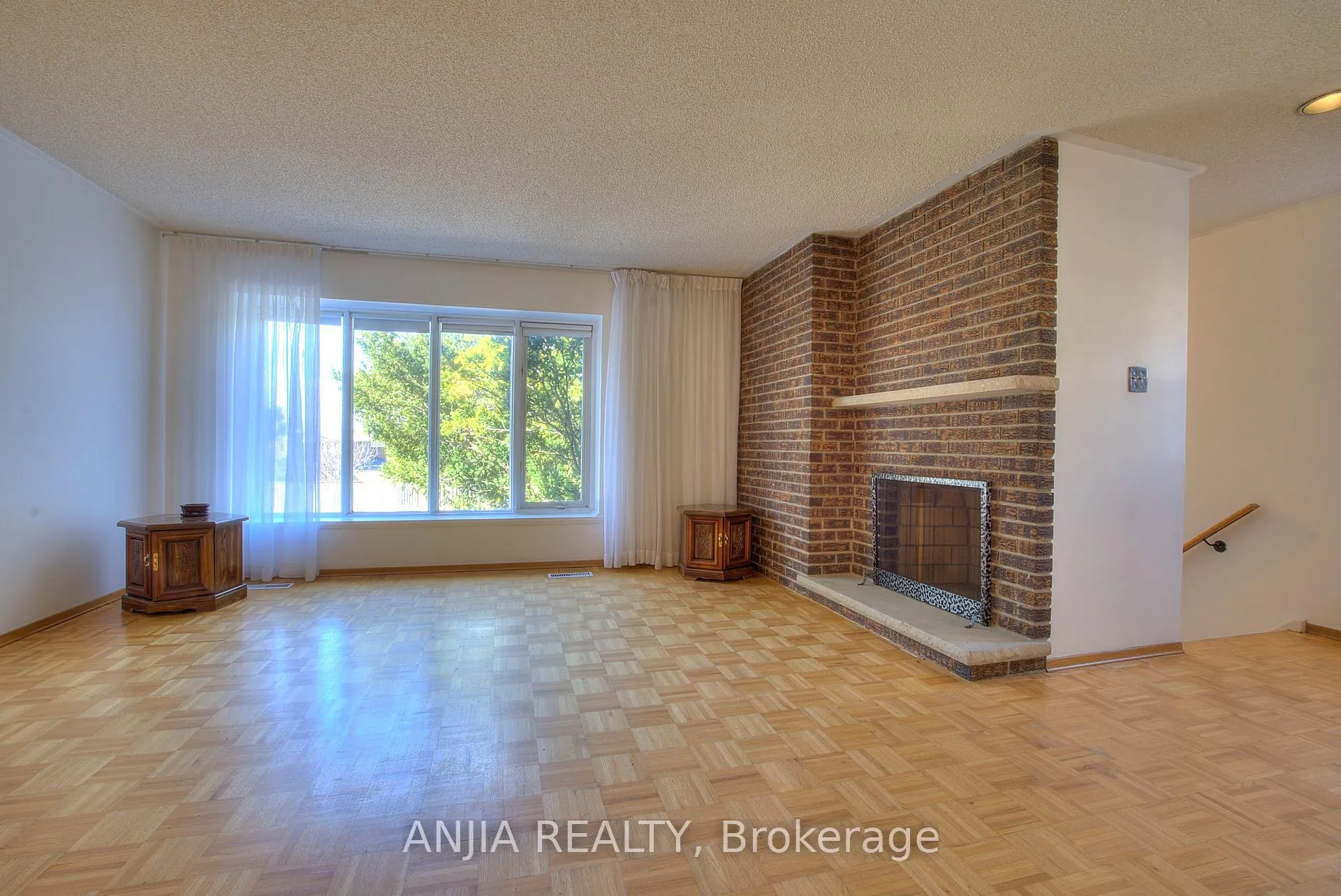 Photo 5 of Unit Cres, 128 Loganberry Crescent, North York, Hillcrest Village — HOMEH