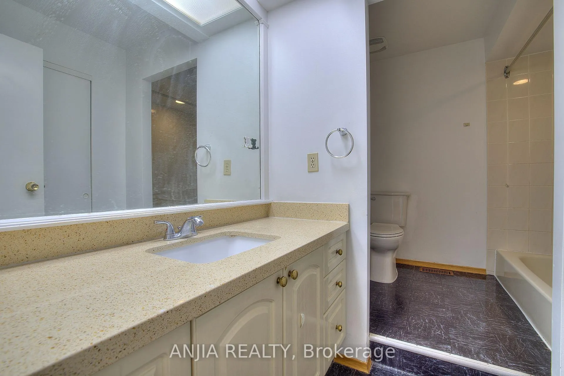 Photo 10 of Unit Cres, 128 Loganberry Crescent, North York, Hillcrest Village — HOMEH