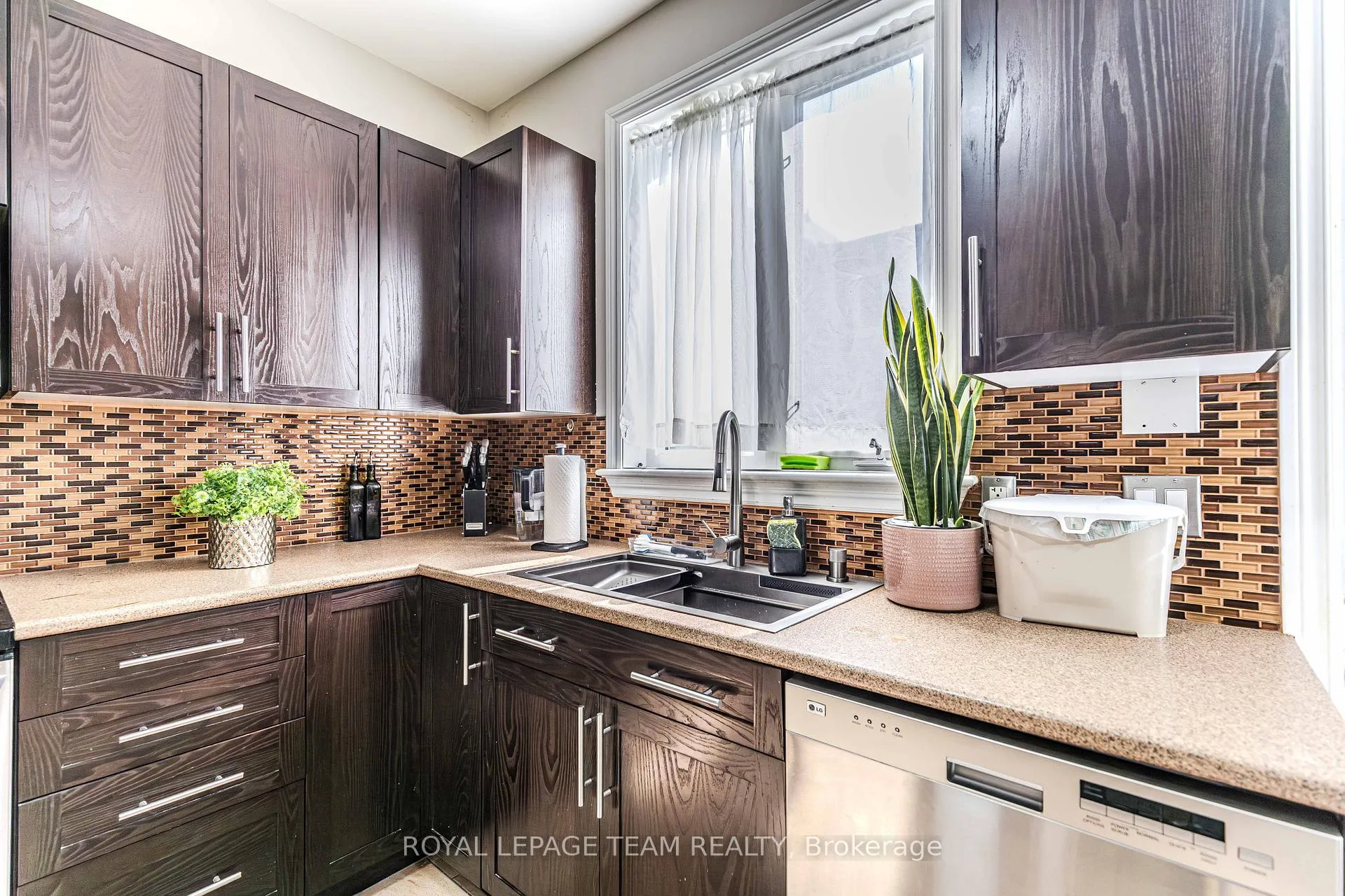 Photo 18 of 55 Emerald Pond Private, Ottawa, Blossom Park/Kemp Park/Findlay Creek — HOMEH