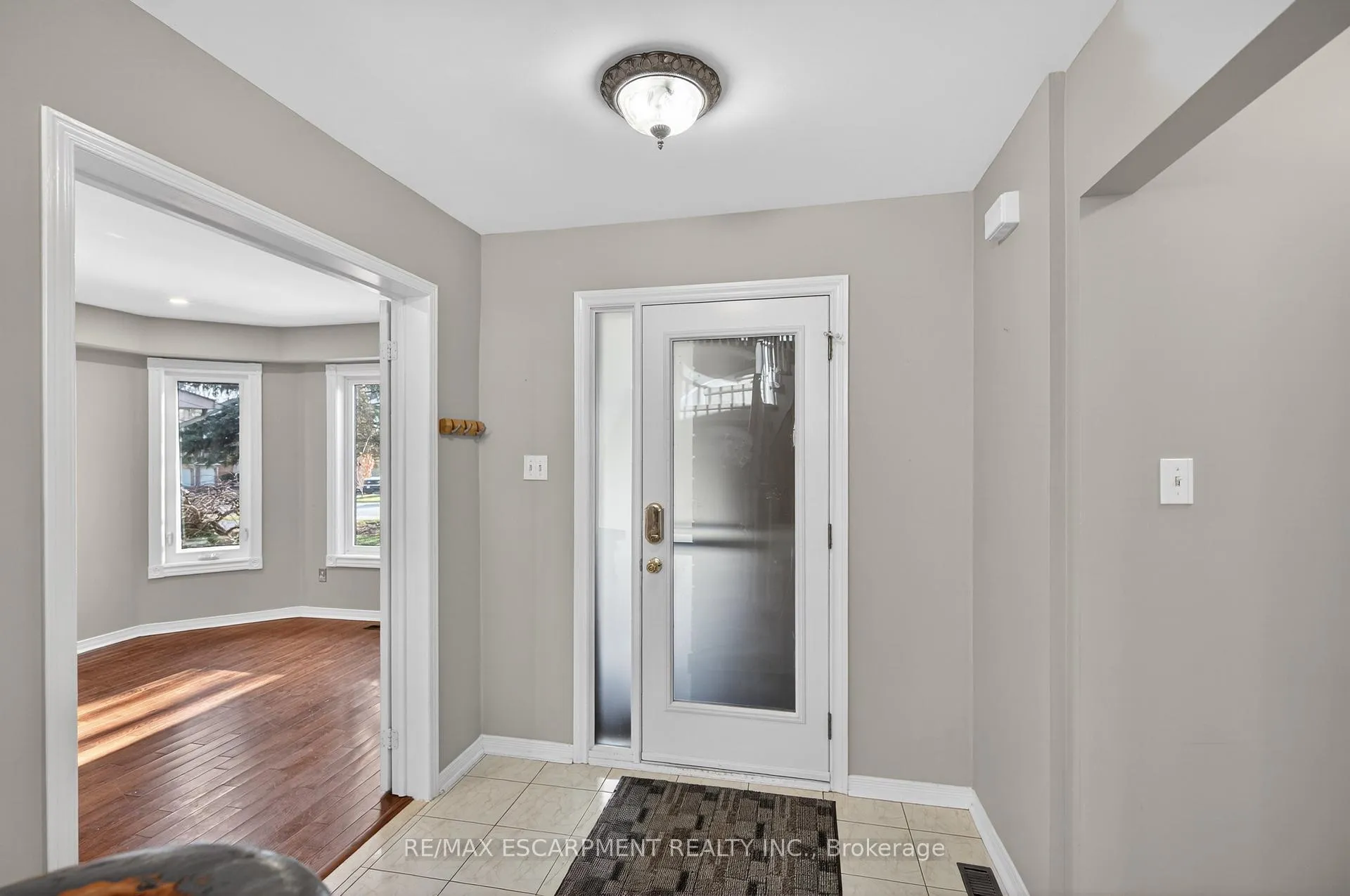 Photo 3 of 53 Laurendale Avenue, Hamilton, Waterdown — HOMEH