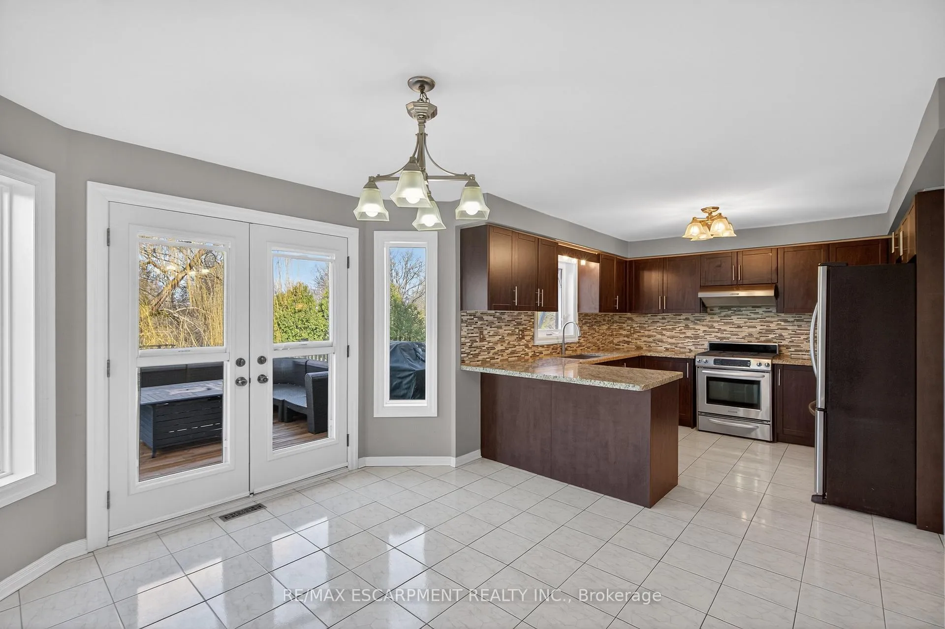 Photo 5 of 53 Laurendale Avenue, Hamilton, Waterdown — HOMEH