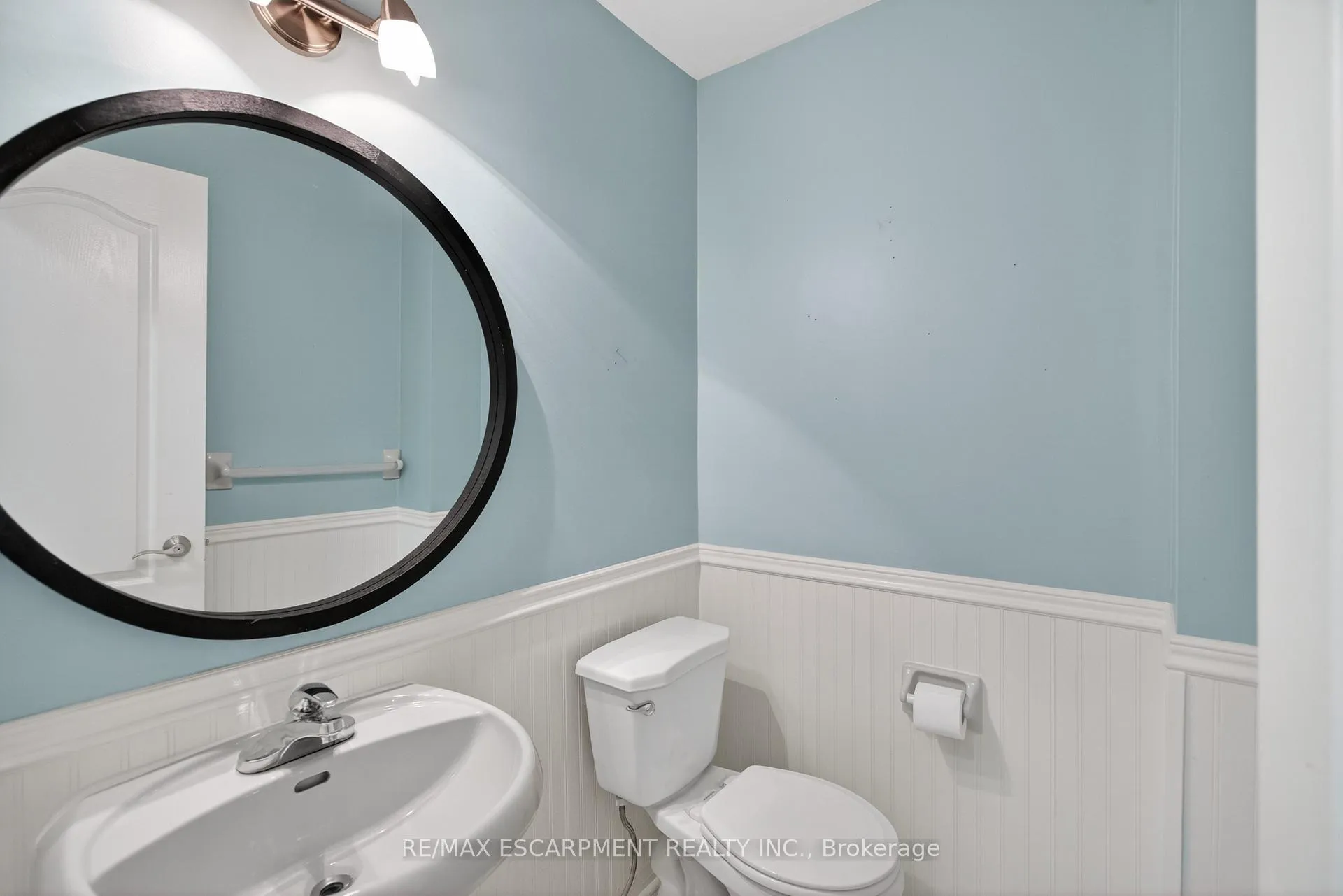 Photo 12 of 53 Laurendale Avenue, Hamilton, Waterdown — HOMEH