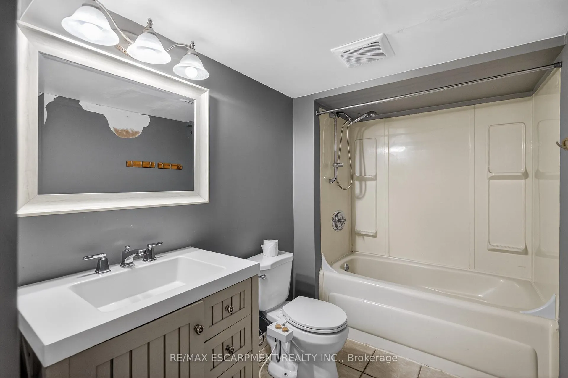 Photo 26 of 53 Laurendale Avenue, Hamilton, Waterdown — HOMEH