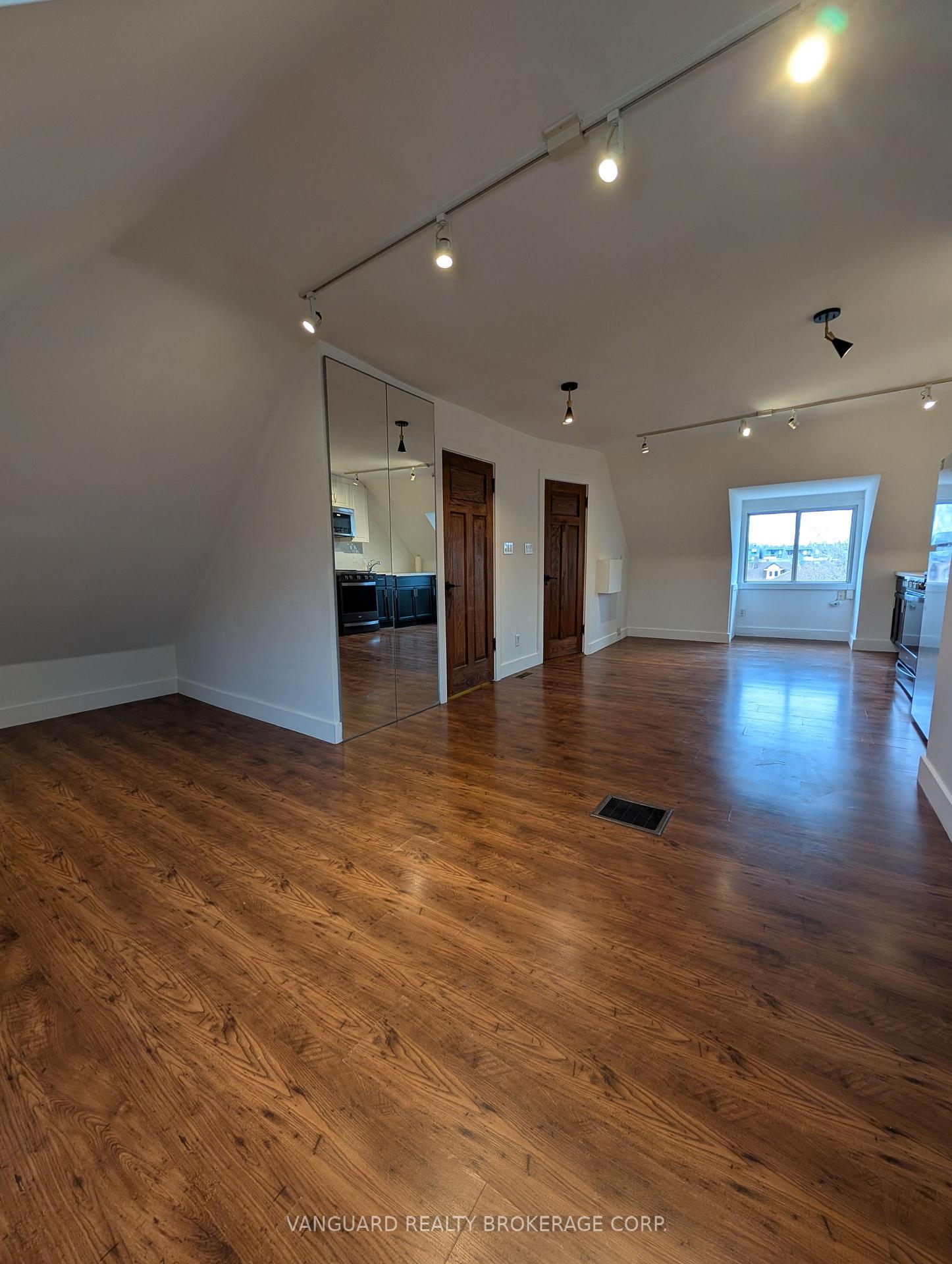 Photo 3 of Unit 4, 232 Montrose Avenue, Toronto, Palmerston-Little Italy — HOMEH