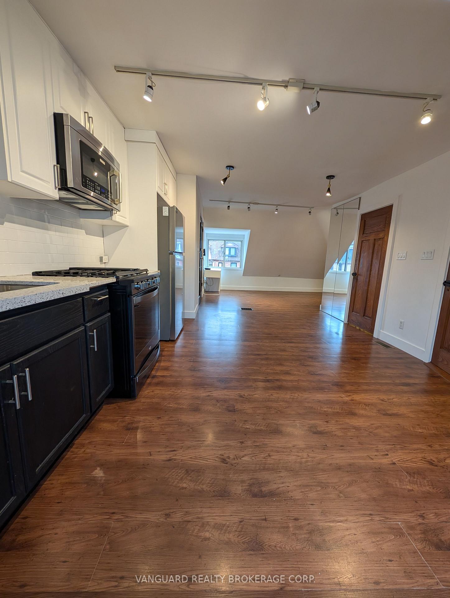 Photo 4 of Unit 4, 232 Montrose Avenue, Toronto, Palmerston-Little Italy — HOMEH