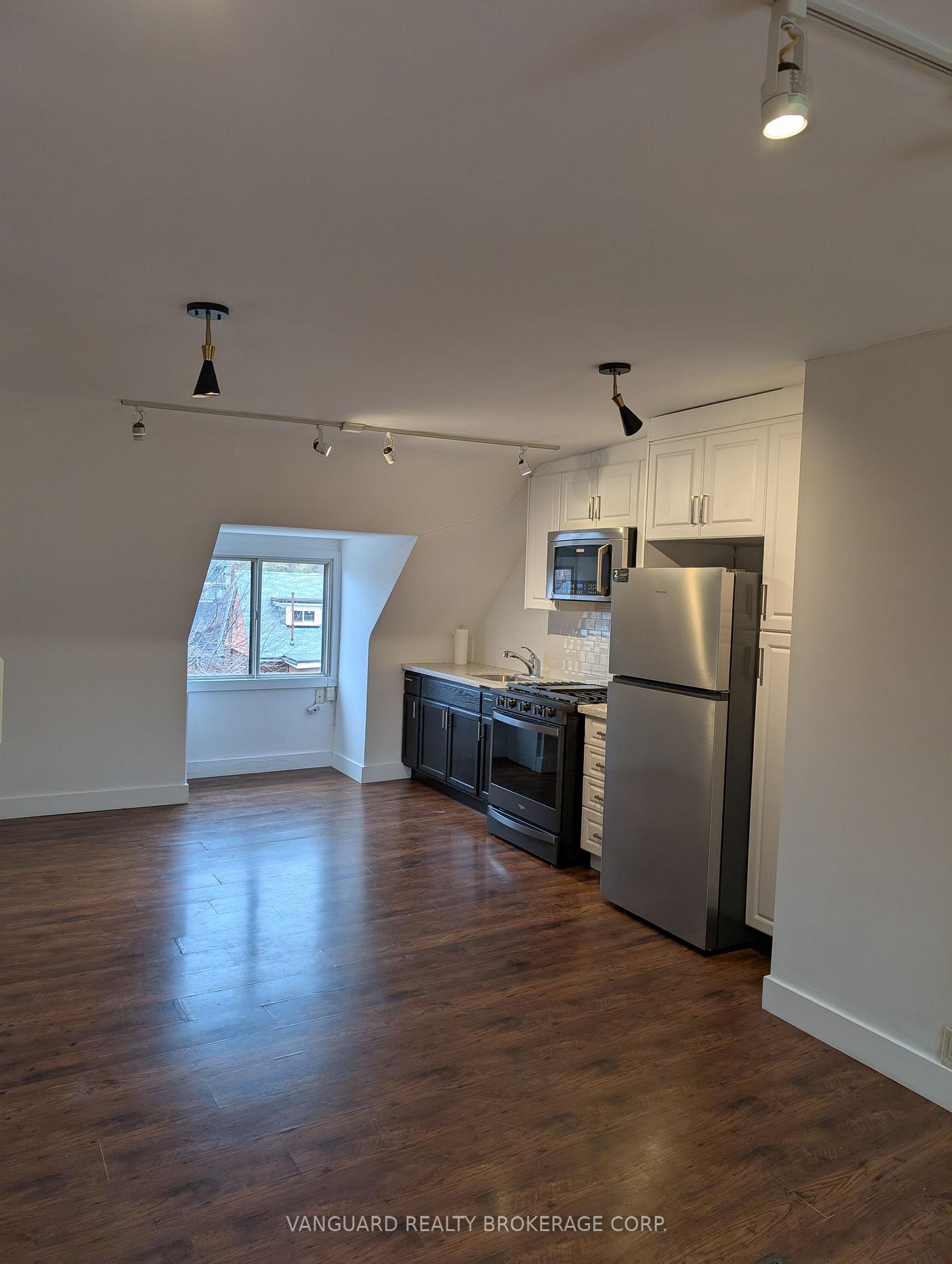 Photo 6 of Unit 4, 232 Montrose Avenue, Toronto, Palmerston-Little Italy — HOMEH