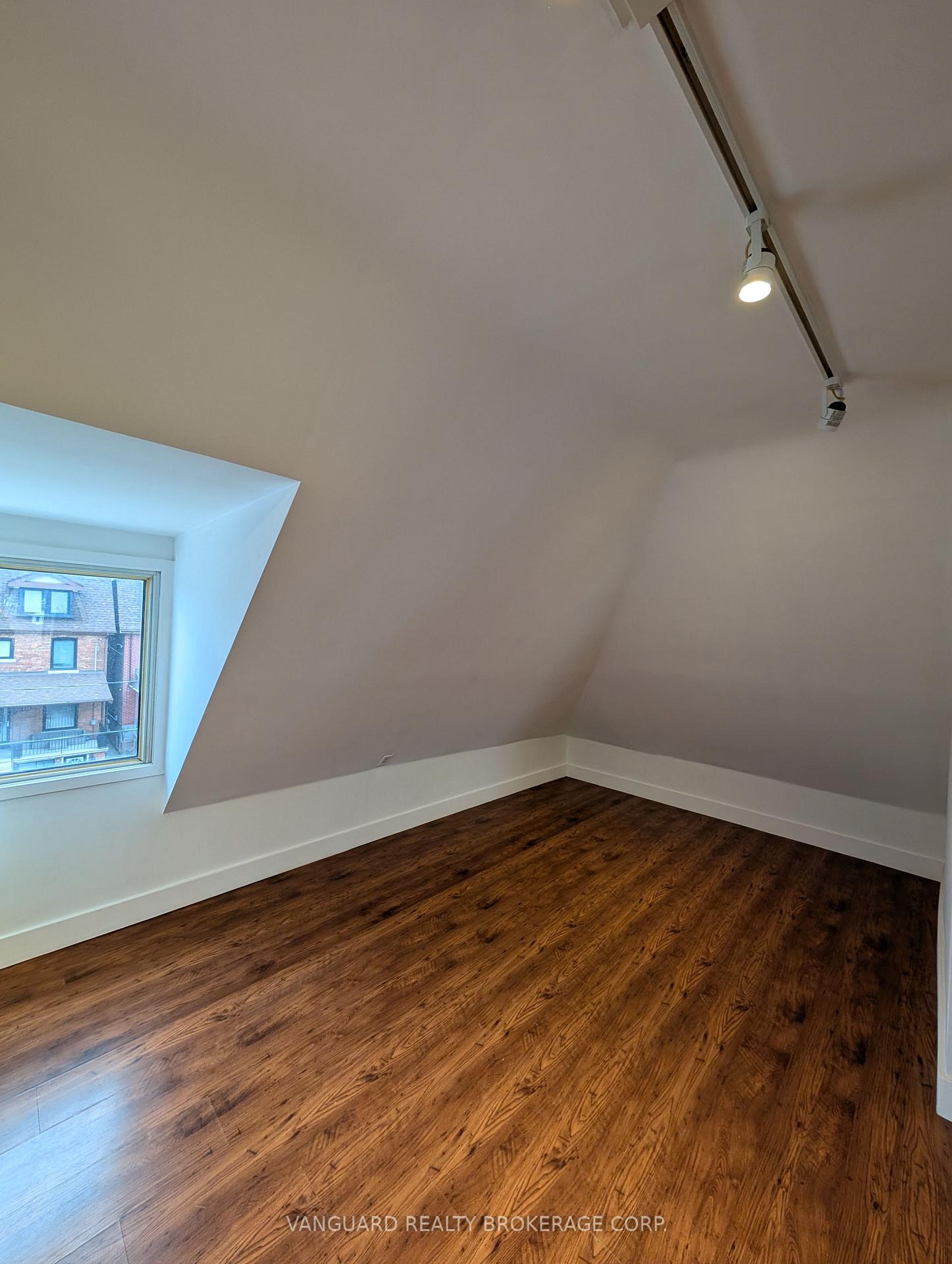 Photo 7 of Unit 4, 232 Montrose Avenue, Toronto, Palmerston-Little Italy — HOMEH