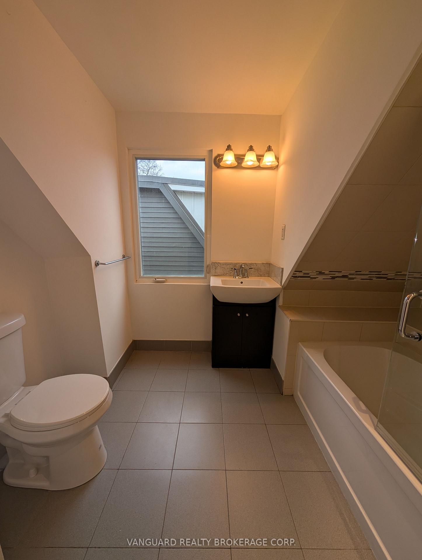 Photo 9 of Unit 4, 232 Montrose Avenue, Toronto, Palmerston-Little Italy — HOMEH
