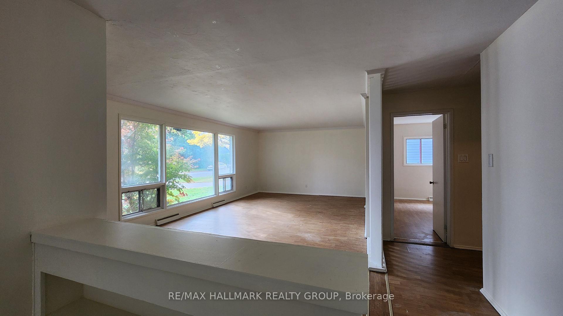 Photo 2 of 447 Roger Road, Ottawa, Alta Vista/Faircrest Heights — HOMEH