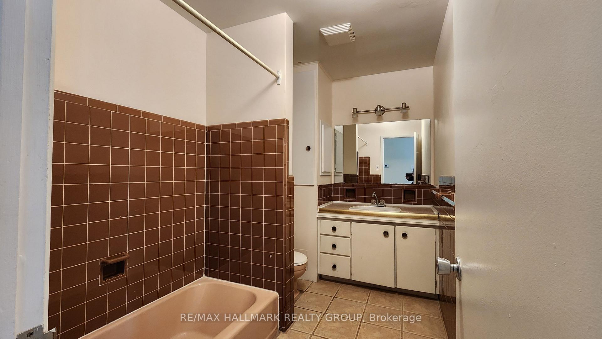 Photo 17 of 447 Roger Road, Ottawa, Alta Vista/Faircrest Heights — HOMEH