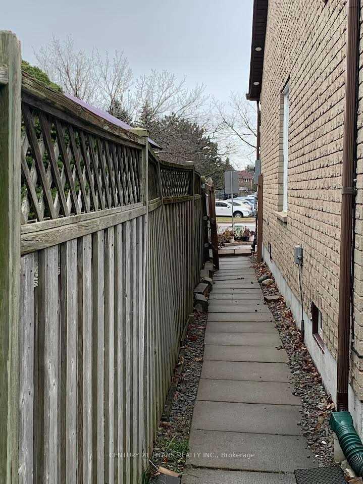 Photo 15 of 74 Canmore Boulevard S, Scarborough, Highland Creek — HOMEH