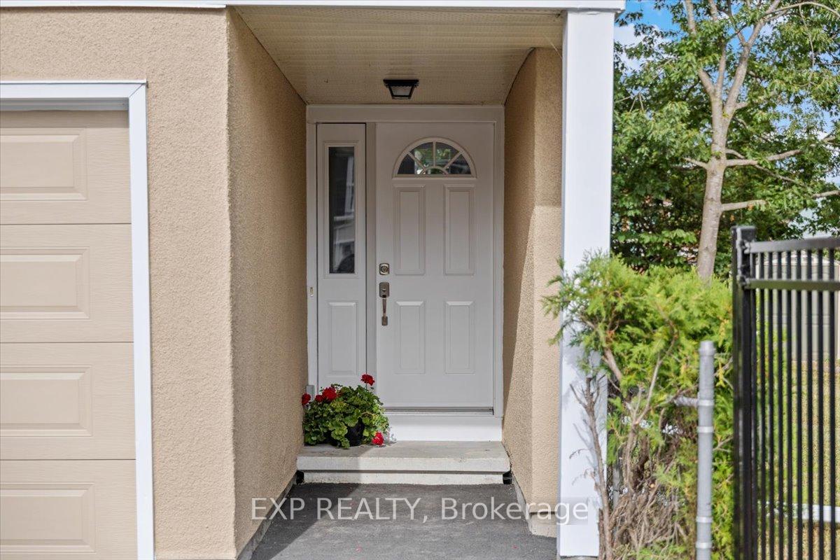 Photo 4 of 5 Tybalt Crescent, Ottawa, Westcliffe Estates — HOMEH