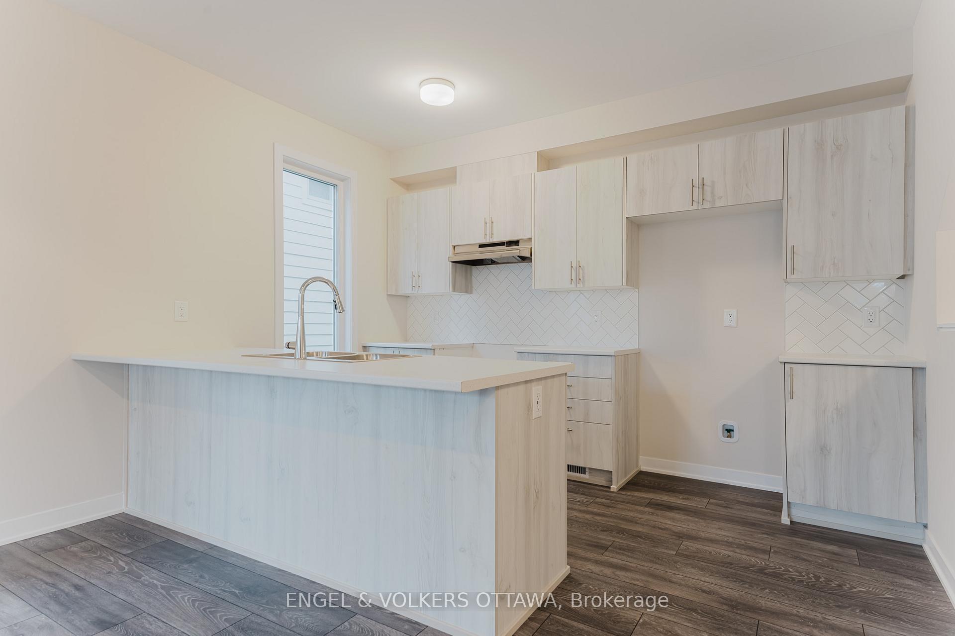 Photo 8 of 207 Speckled Alder Row, Ottawa, Barrhaven - Half Moon Bay — HOMEH