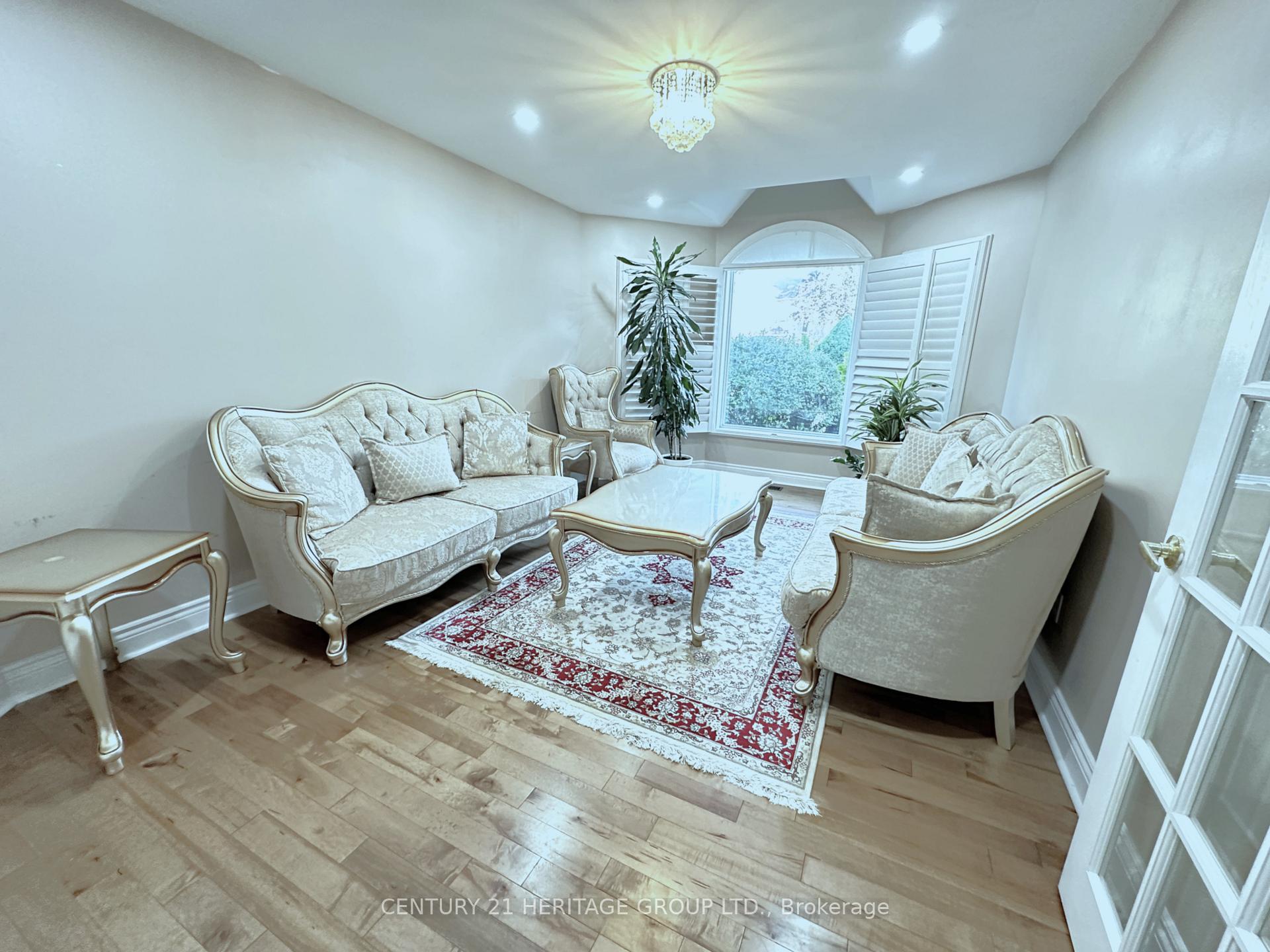 Photo 3 of 192 Covent Crescent, Aurora, Aurora Highlands — HOMEH
