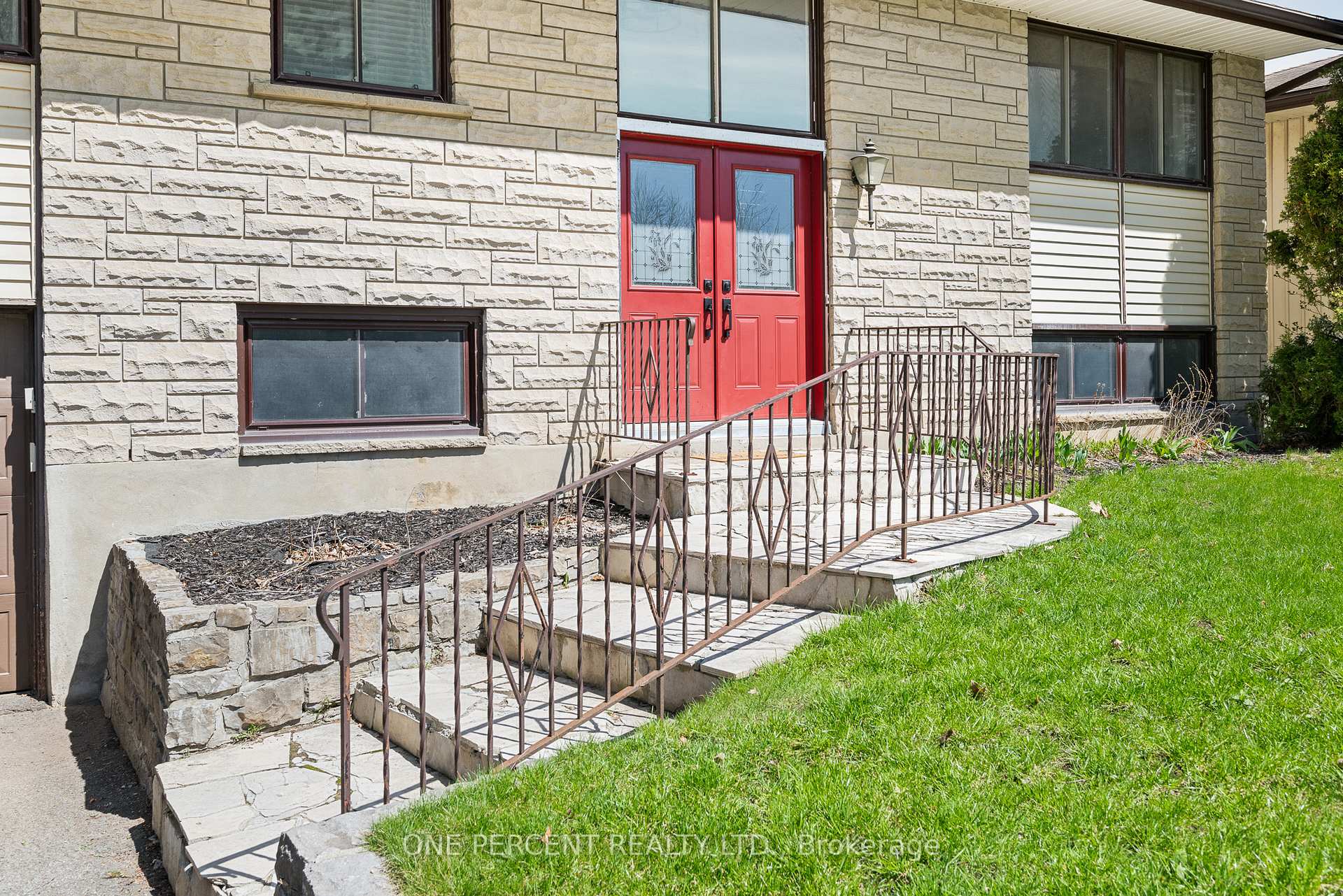 Photo 3 of 2617 Hobson Road, Ottawa, Mooneys Bay/Riverside Park — HOMEH