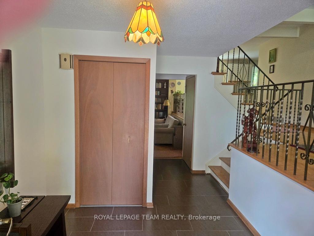 Photo 2 of 18 Diceman Crescent, Ottawa, Blackburn Hamlet — HOMEH