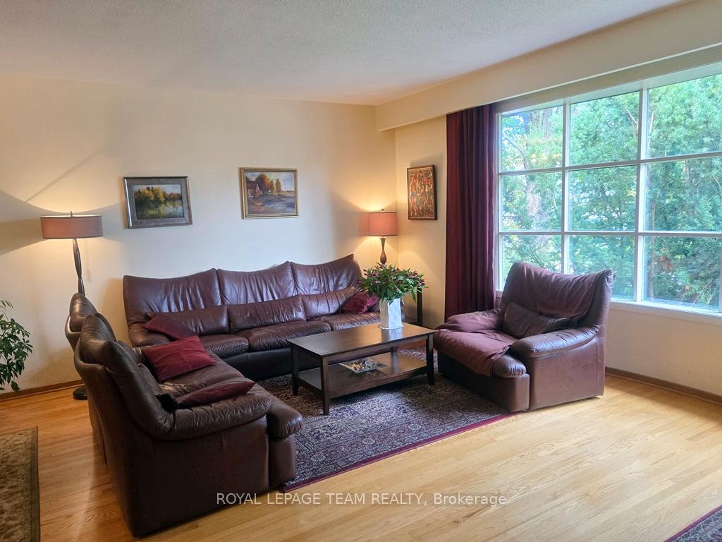 Photo 3 of 18 Diceman Crescent, Ottawa, Blackburn Hamlet — HOMEH