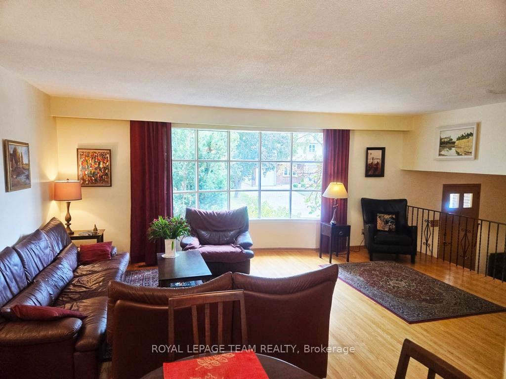 Photo 4 of 18 Diceman Crescent, Ottawa, Blackburn Hamlet — HOMEH