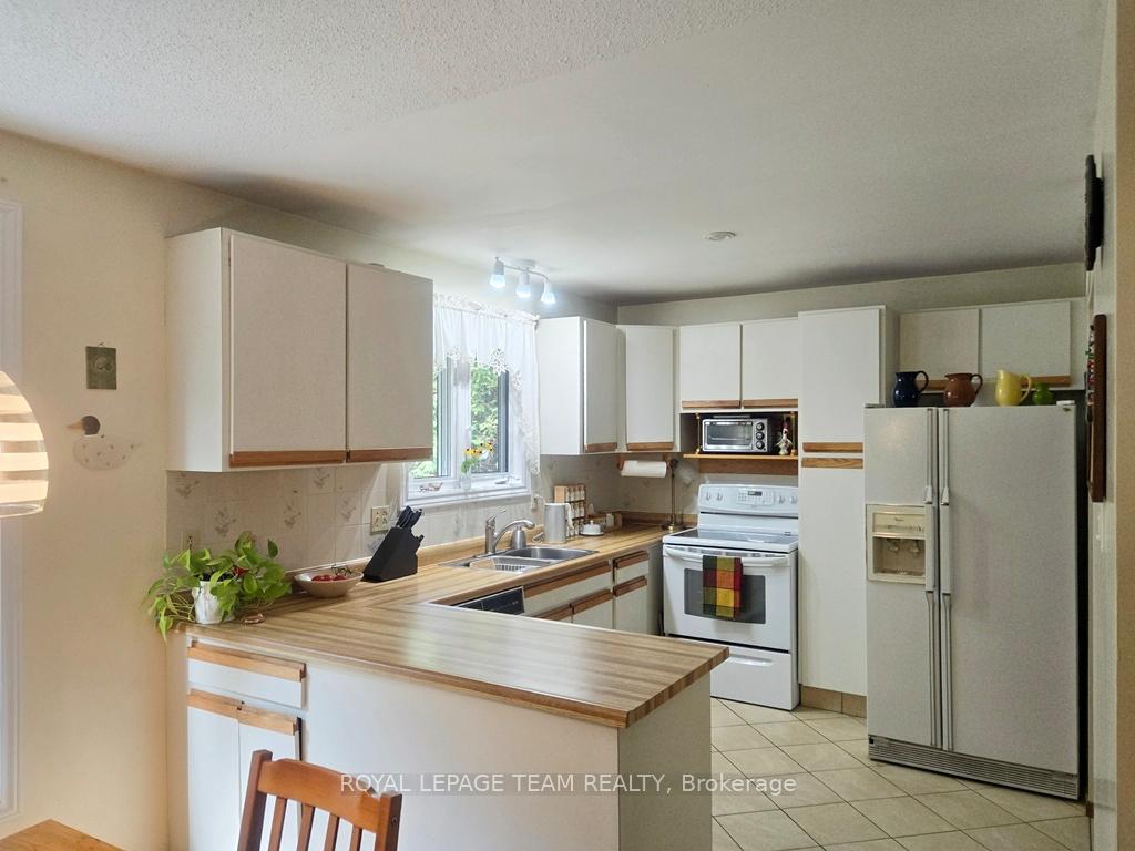 Photo 10 of 18 Diceman Crescent, Ottawa, Blackburn Hamlet — HOMEH