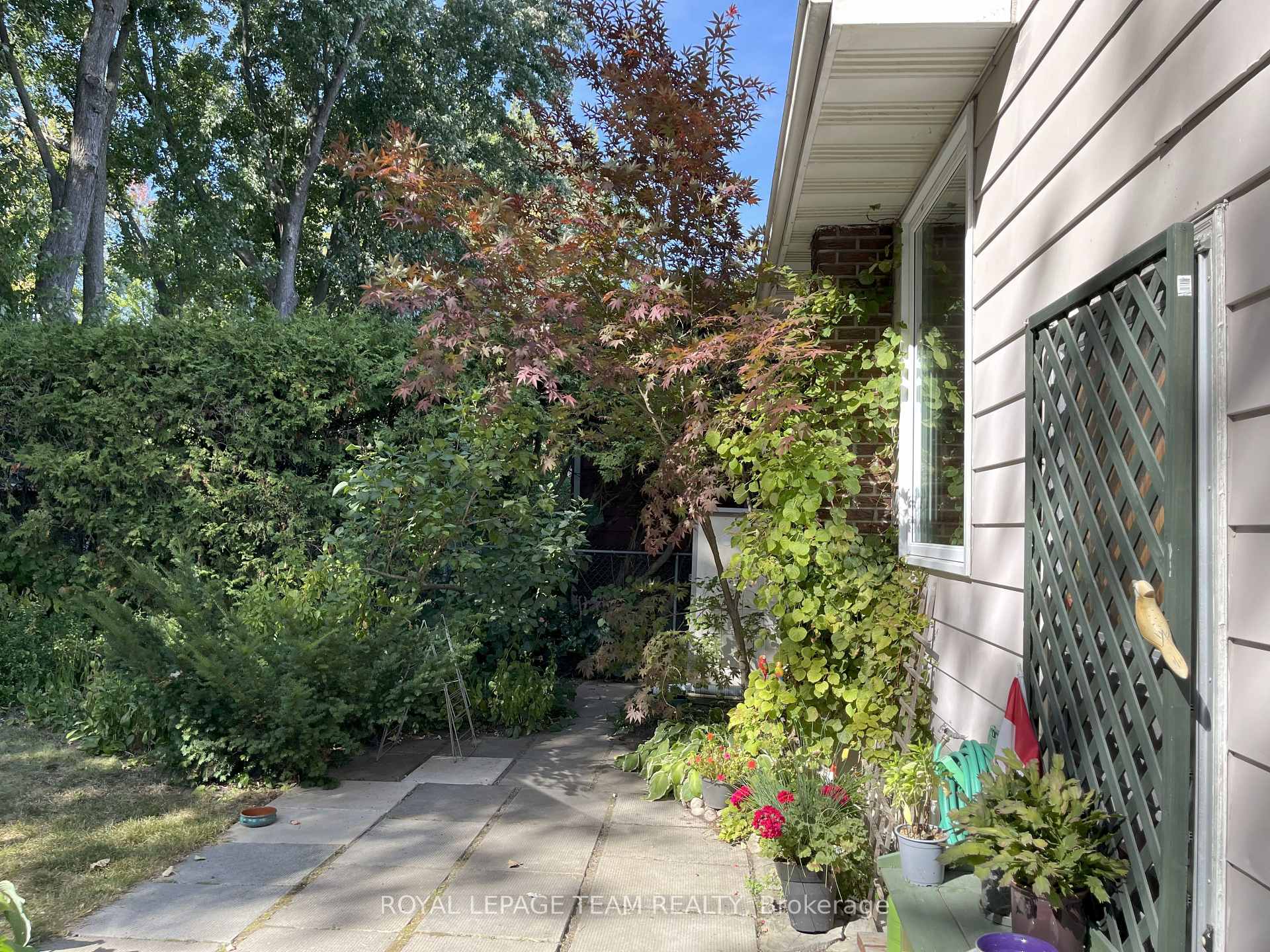 Photo 21 of 18 Diceman Crescent, Ottawa, Blackburn Hamlet — HOMEH