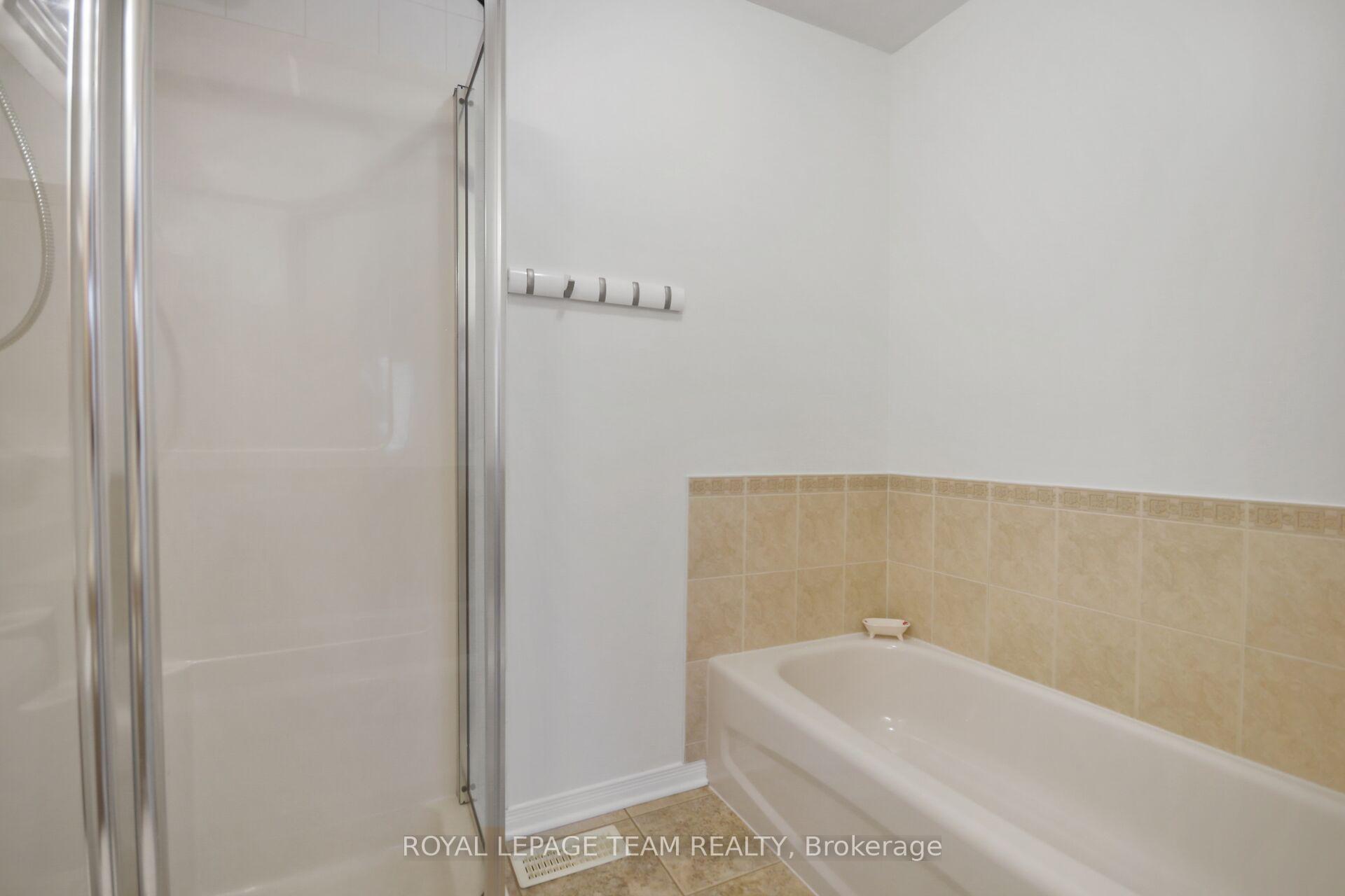 Photo 25 of 41 Maxton Private, Ottawa, Beacon Hill South — HOMEH