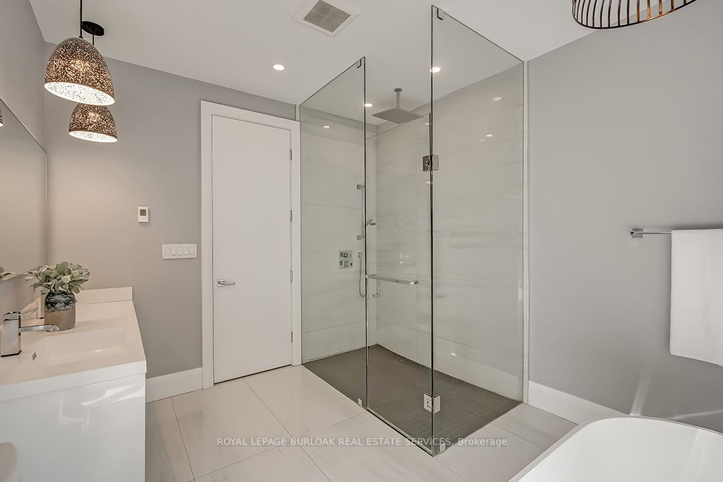 Photo 62 of 136 Avondale Court, Burlington, Shoreacres — HOMEH