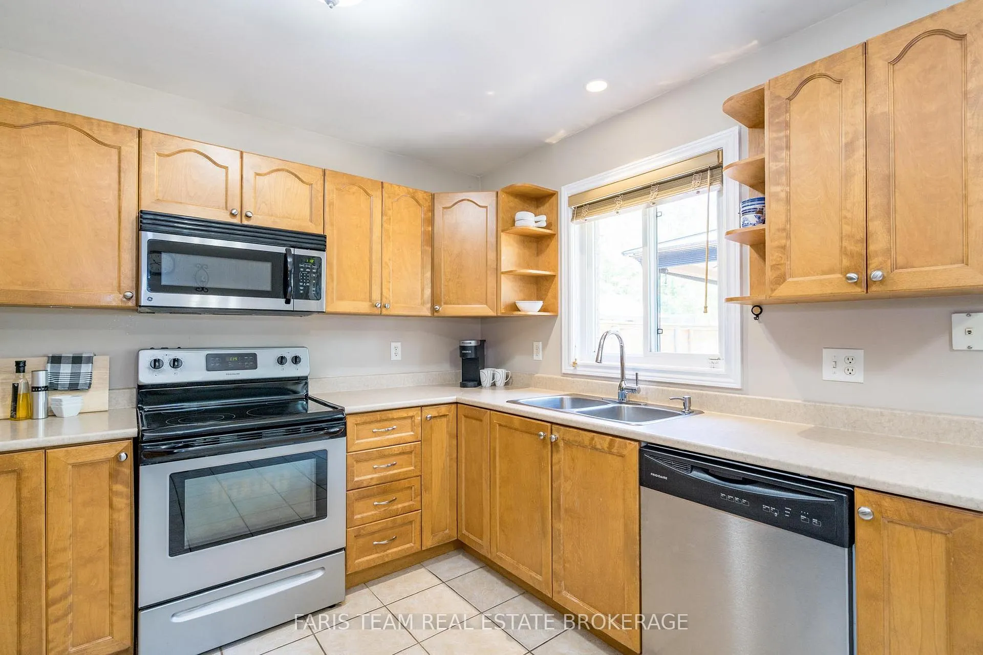 Photo 35 of 290 Edgehill Drive, Barrie, Sandy Hollow — HOMEH