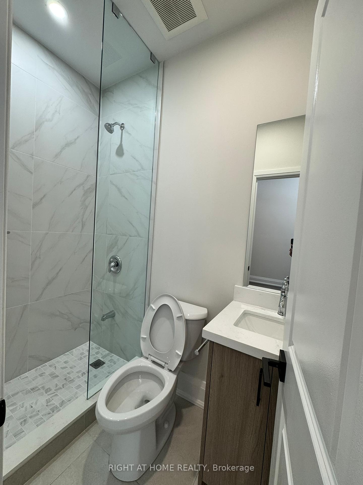 Photo 14 of Unit Lower, 592 Yonge Street, Toronto, Bay Street Corridor — HOMEH