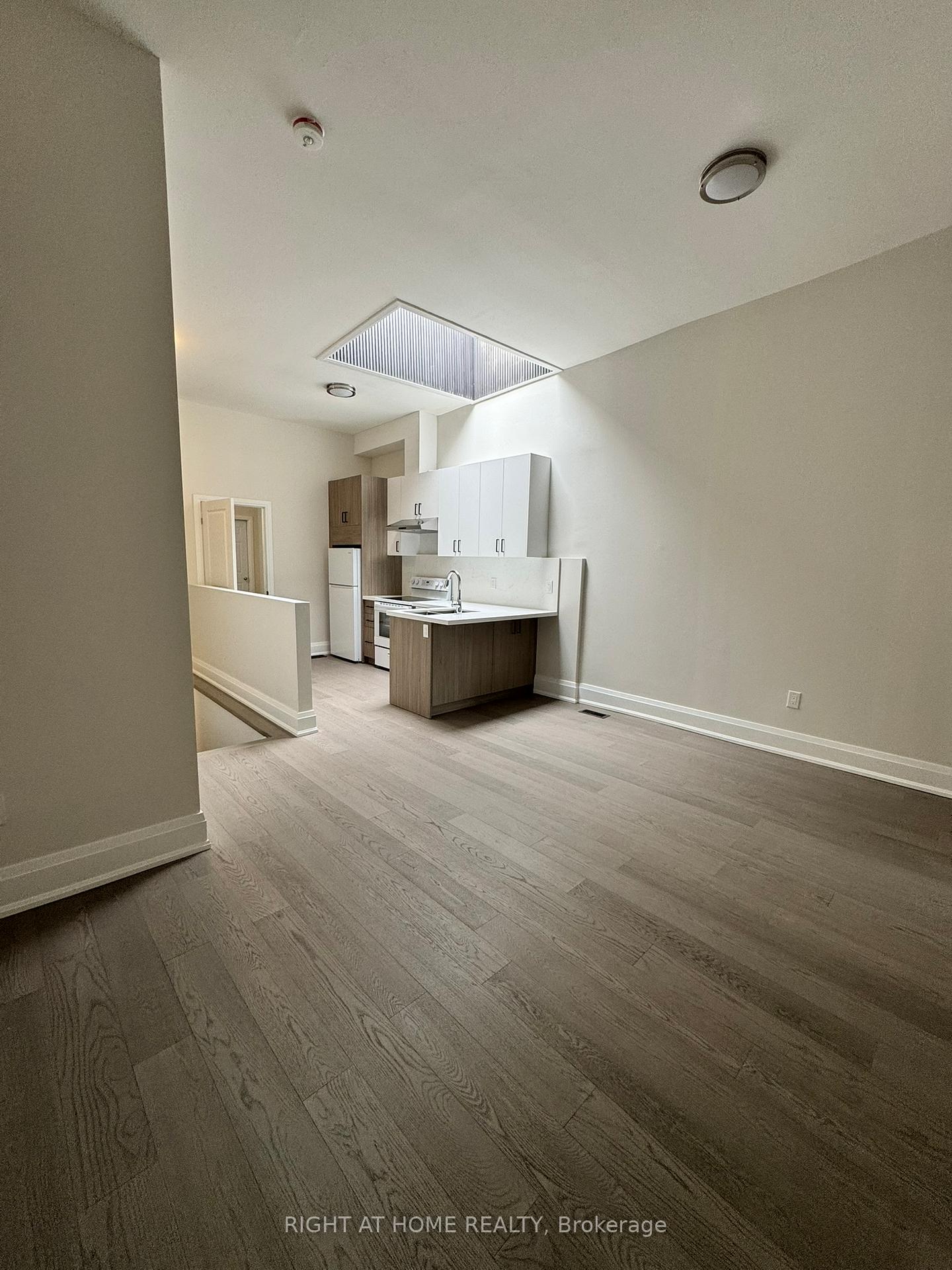 Front of Unit Upper, 592 Yonge Street