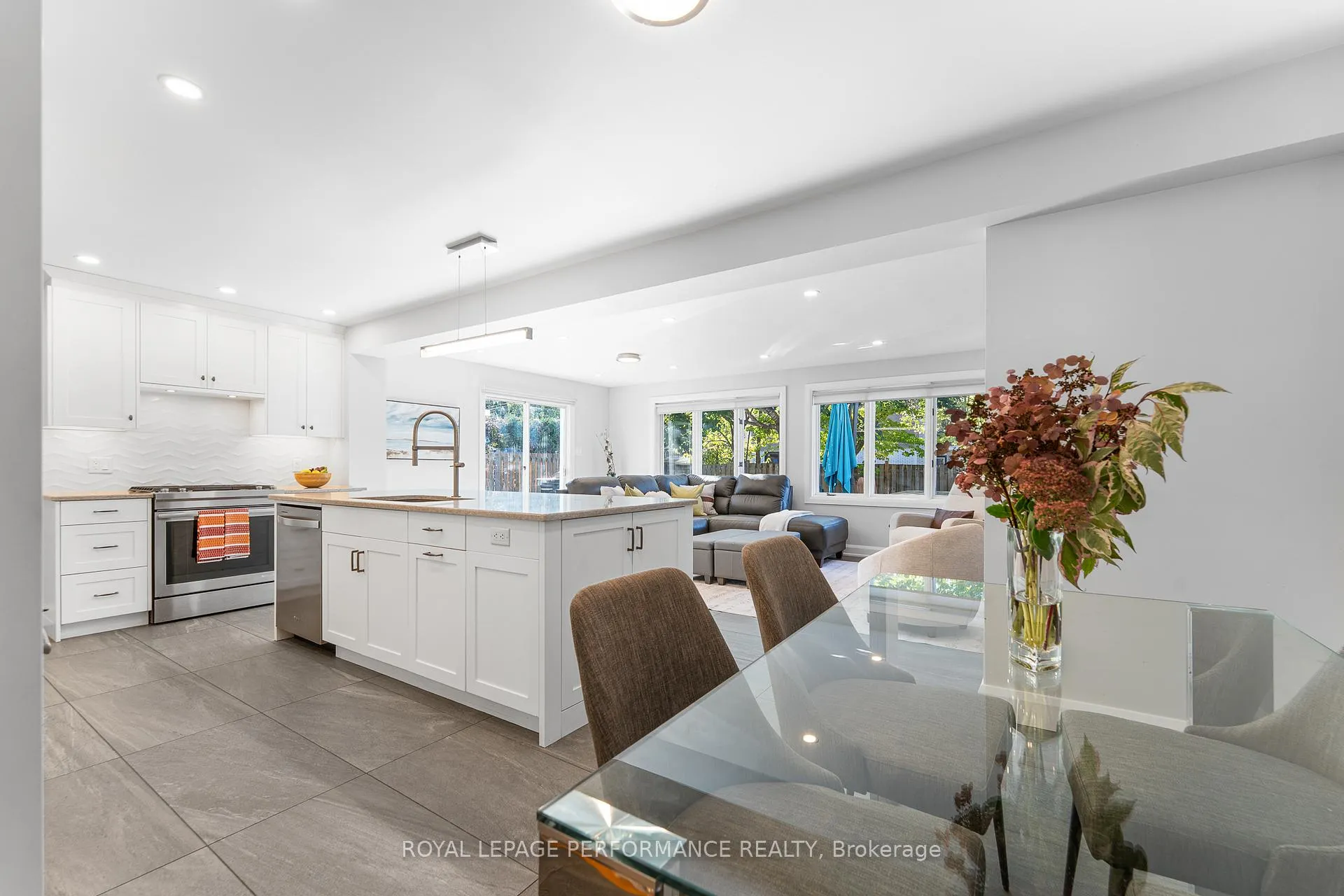 Photo 13 of 3026 Southmore Drive E, Ottawa, Riverside Park South — HOMEH