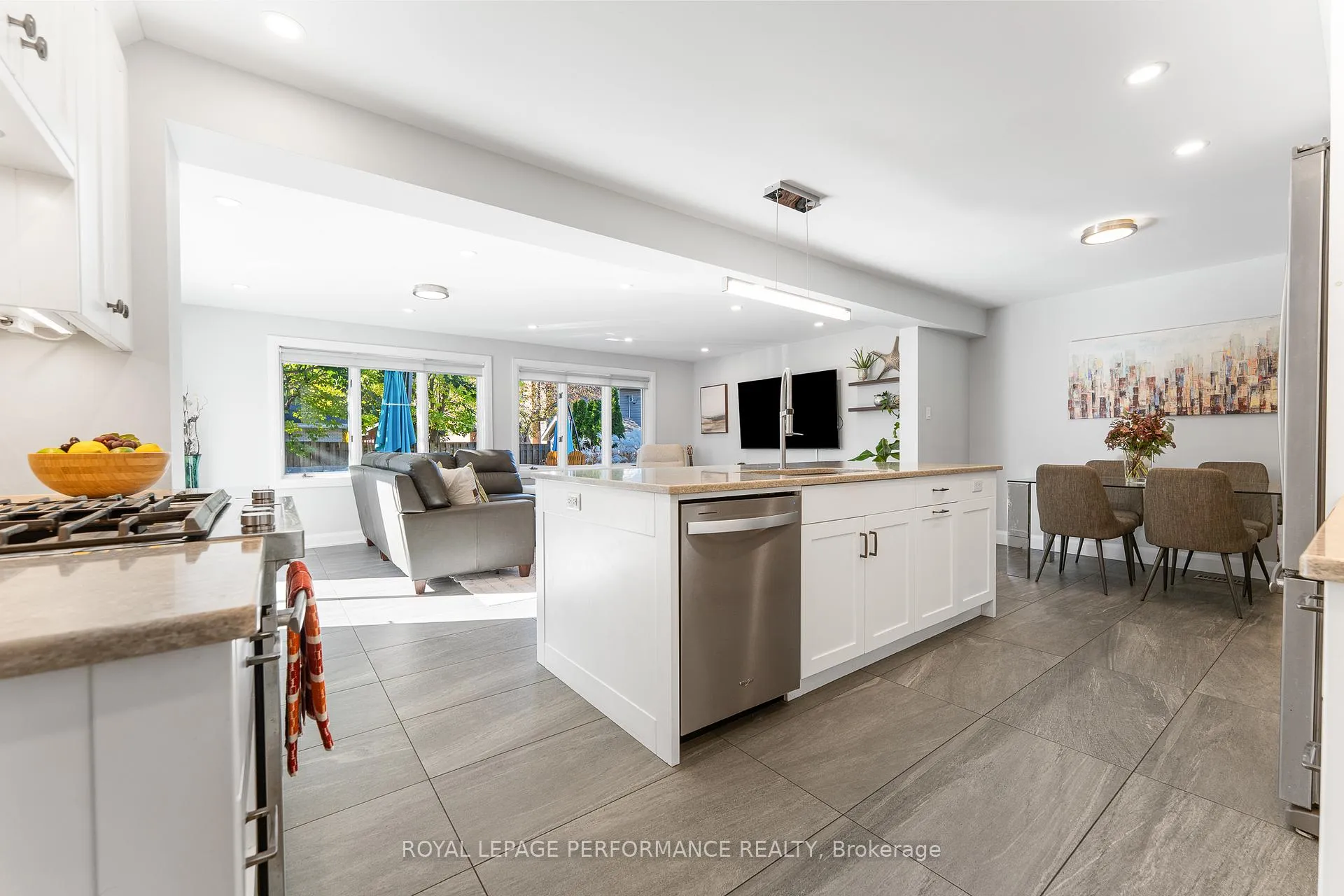 Photo 17 of 3026 Southmore Drive E, Ottawa, Riverside Park South — HOMEH