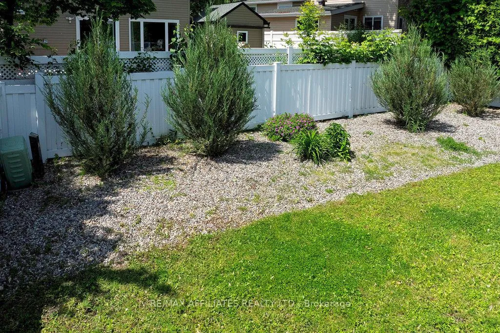 Photo 6 of 22 Red Maple Crescent, Ottawa, Blackburn Hamlet — HOMEH