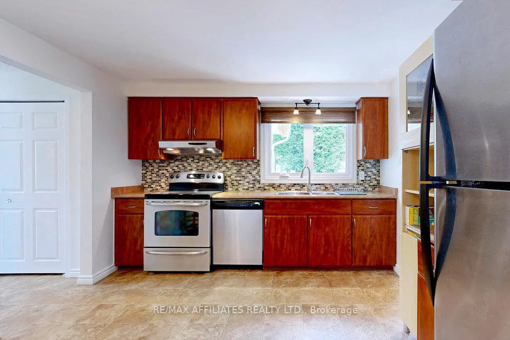 Photo 16 of 22 Red Maple Crescent, Ottawa, Blackburn Hamlet — HOMEH