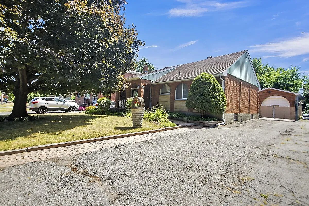 Photo 2 of 1124 Guertin Avenue, Ottawa, Billings Bridge — HOMEH