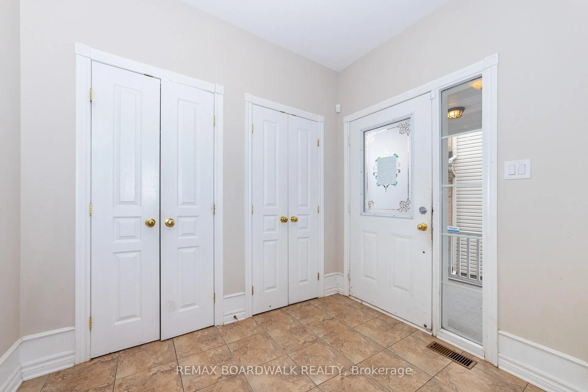 Photo 5 of 5090 North Bluff Drive, Ottawa, Riverside South/Gloucester Glen — HOMEH