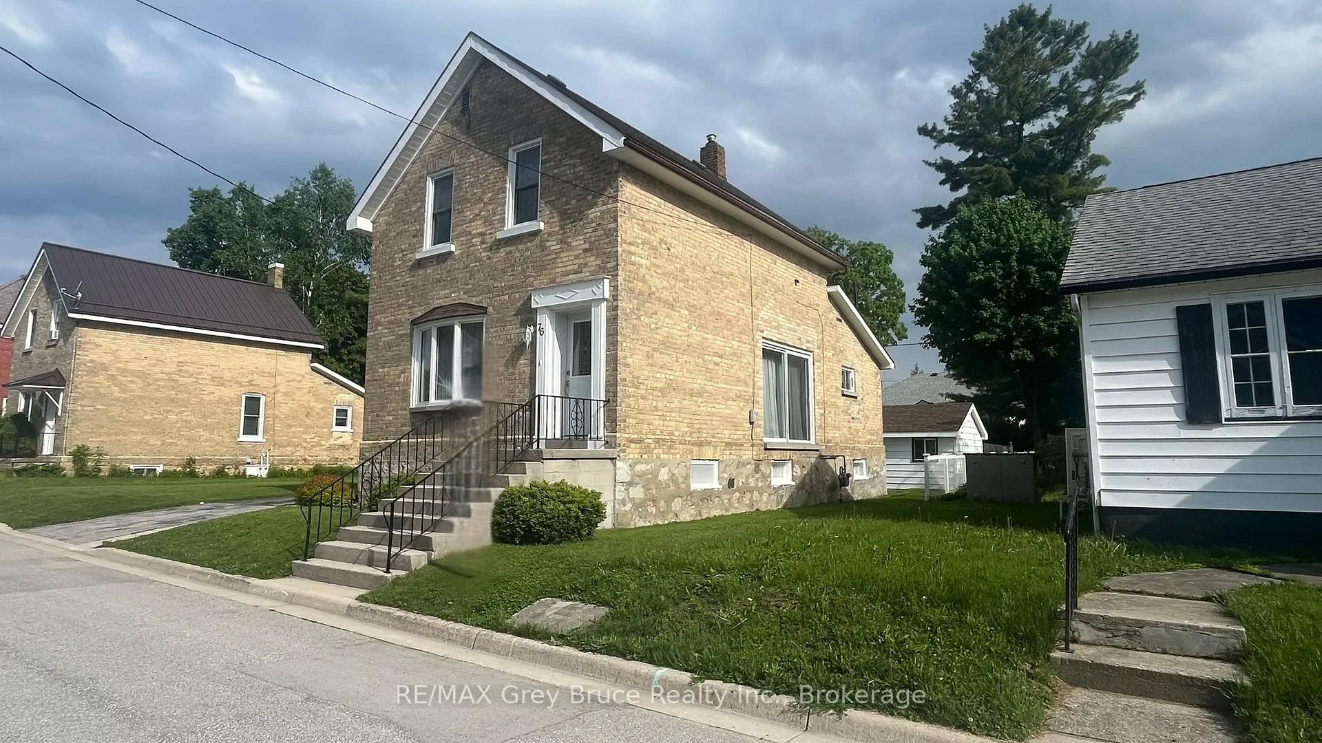 Front of 76 5th Street SE