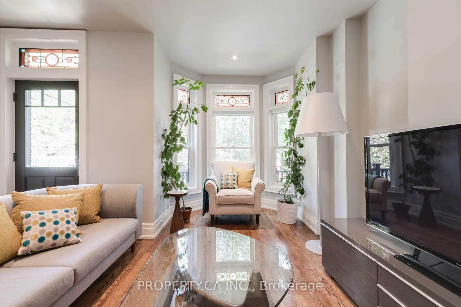 Photo 8 of 9 Mackenzie Crescent, Toronto, Little Portugal — HOMEH