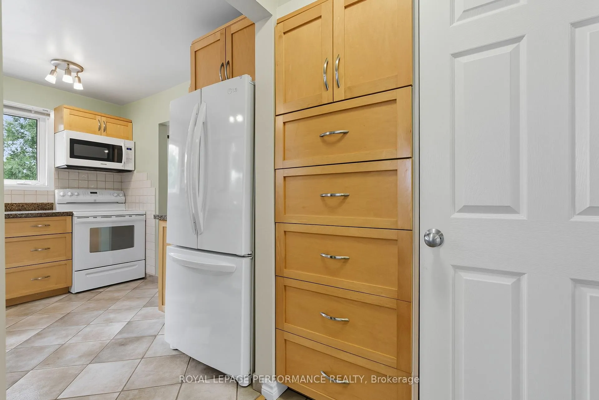Photo 17 of 2463 Orient Park Drive, Ottawa, Blackburn Hamlet (South) — HOMEH