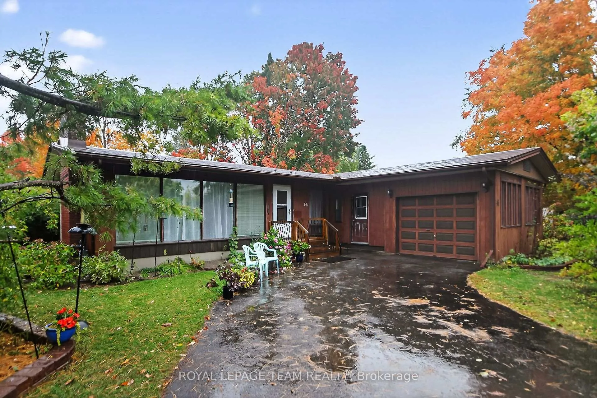 Front of 46 Quinpool Crescent