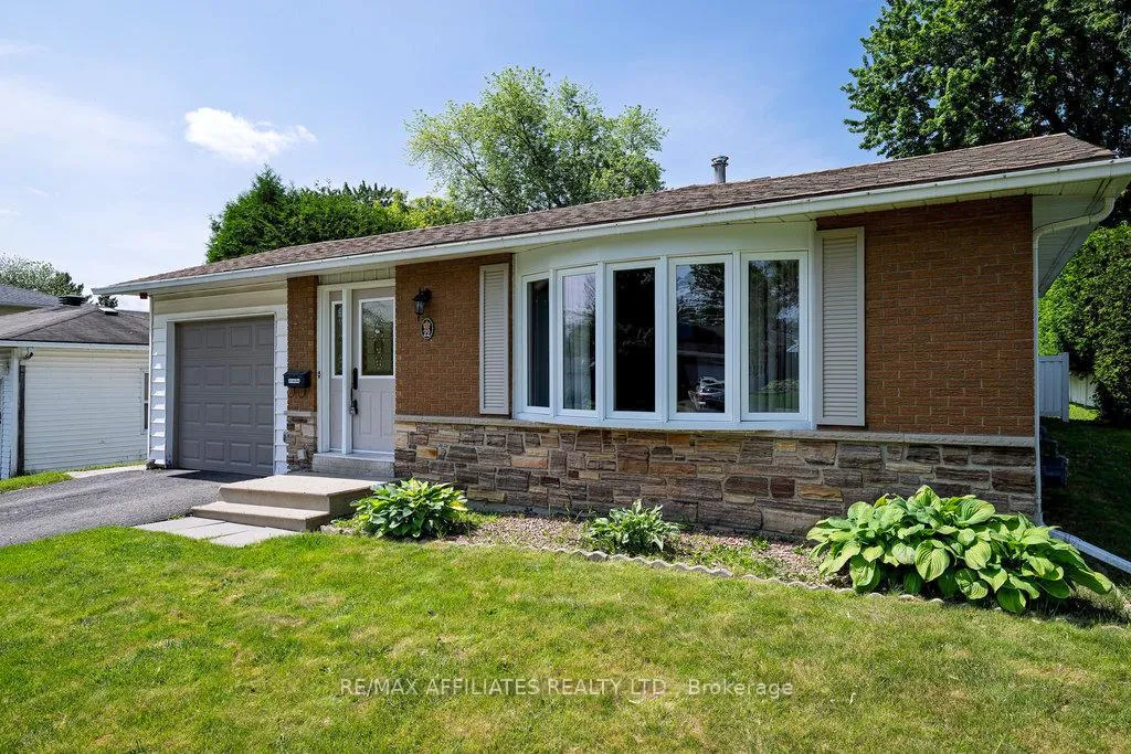 Photo 4 of 22 Red Maple Crescent, Ottawa, Blackburn Hamlet — HOMEH