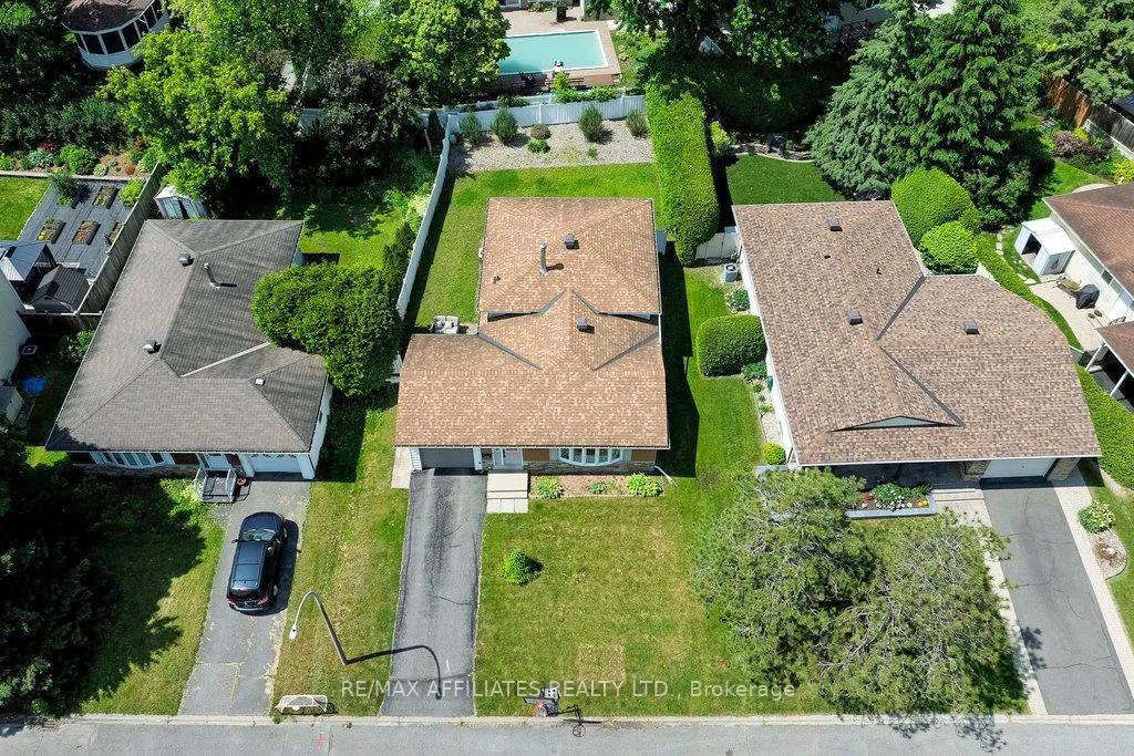 Photo 13 of 22 Red Maple Crescent, Ottawa, Blackburn Hamlet — HOMEH