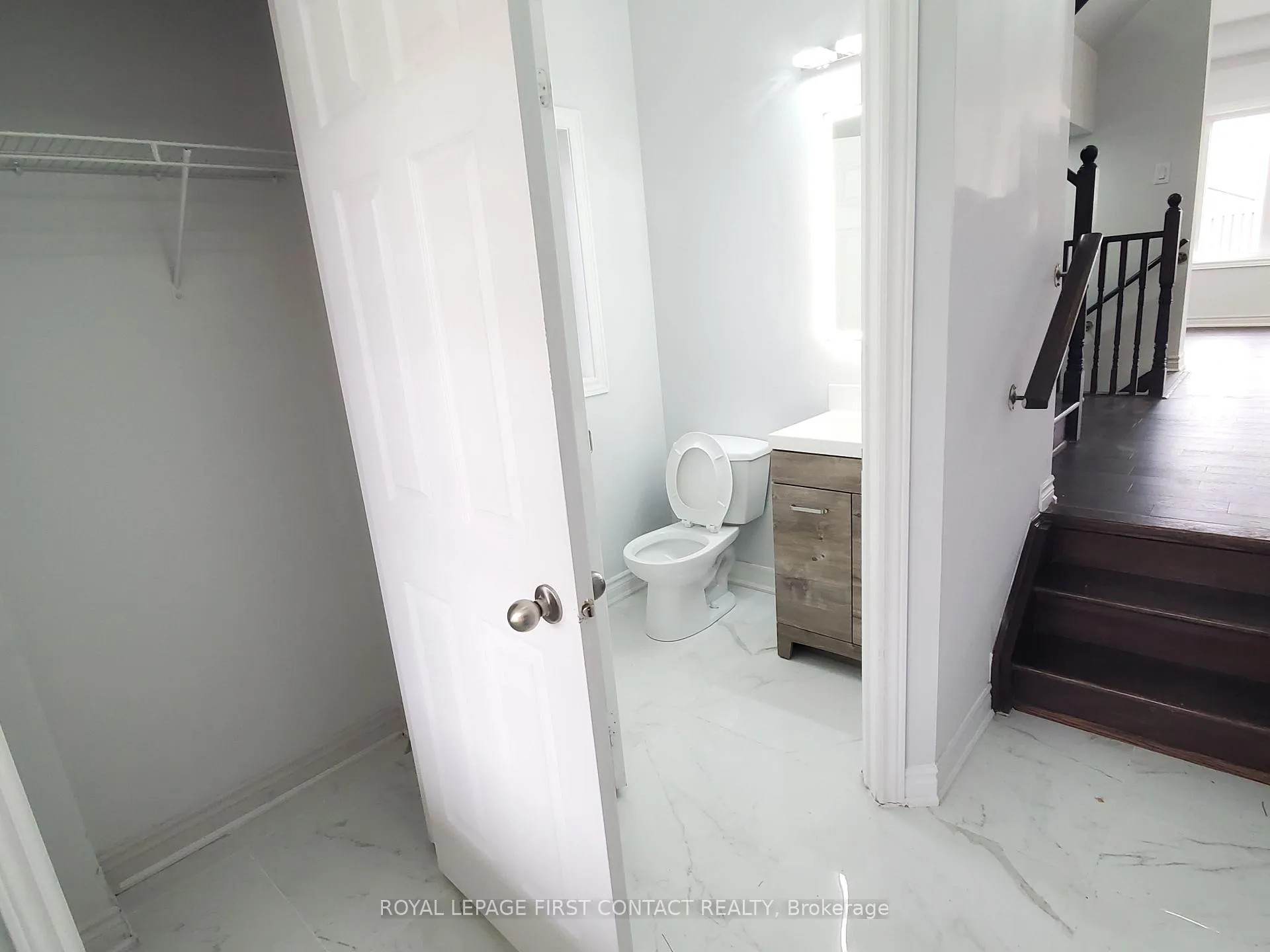 Photo 3 of 87 Pearcey Crescent, Barrie, Bayfield — HOMEH