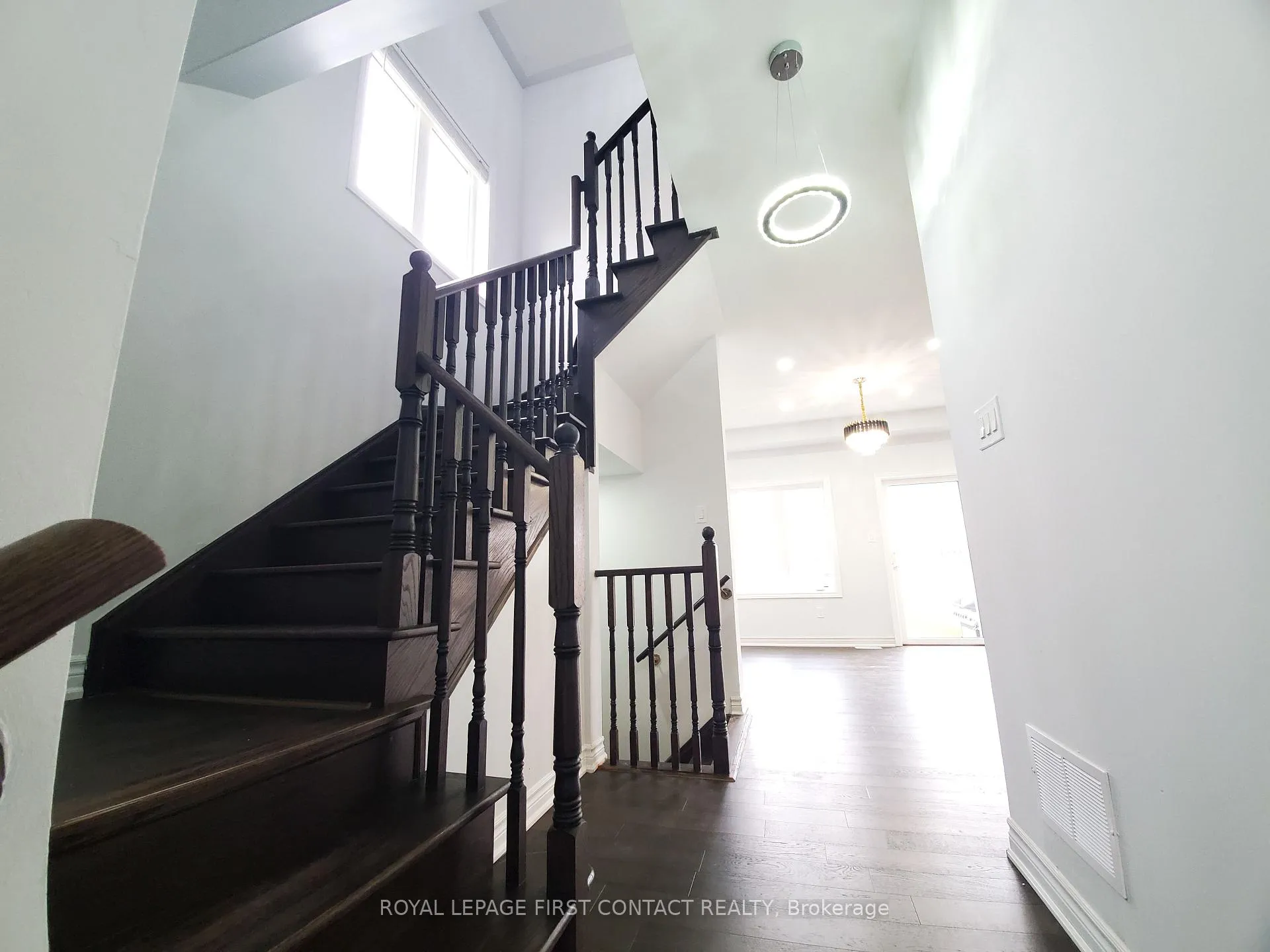 Photo 5 of 87 Pearcey Crescent, Barrie, Bayfield — HOMEH