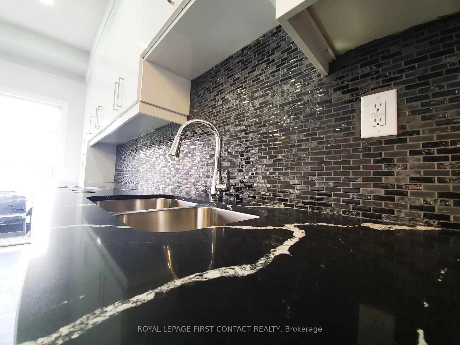 Photo 10 of 87 Pearcey Crescent, Barrie, Bayfield — HOMEH
